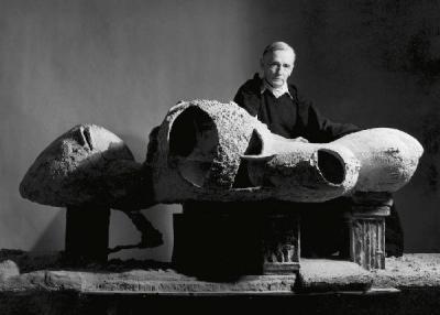 Frederick Kiesler with his Endless House model, ca. 1959.